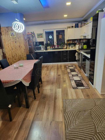 Eladó családi ház, Újbarokon 120 M Ft, 6 szobás