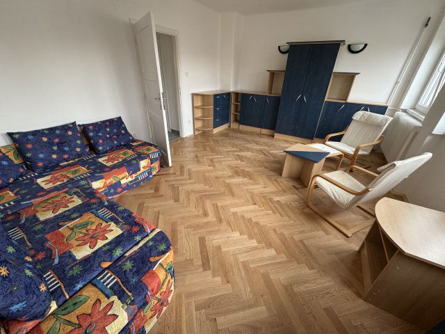 Kiadó téglalakás, albérlet, Pécsett, Jókai utcában, 1 szobás