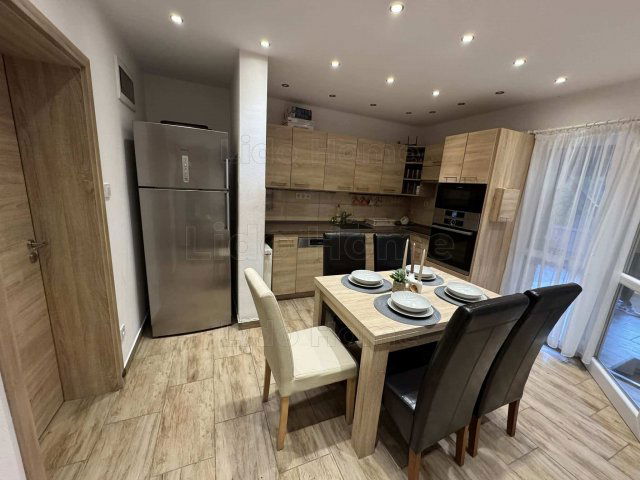 Eladó nyaraló, Balatonkenesén 170 M Ft, 5 szobás