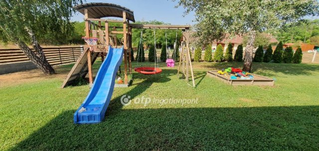 Eladó családi ház, Pakson 149.9 M Ft, 3+2 szobás