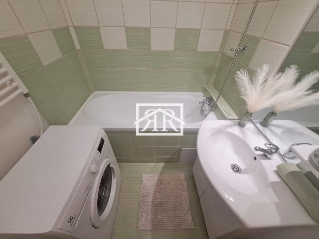 Eladó panellakás, Szegeden 67.5 M Ft, 3 szobás