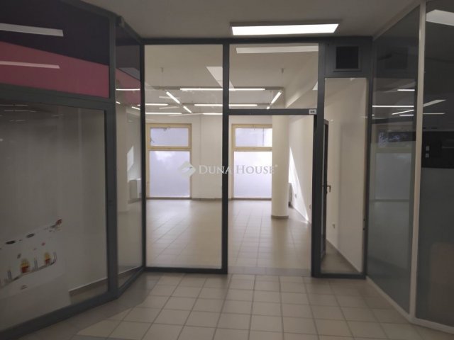 Kiadó üzlethelyiség, Pécsett, Bajcsy-Zsilinszky utcában