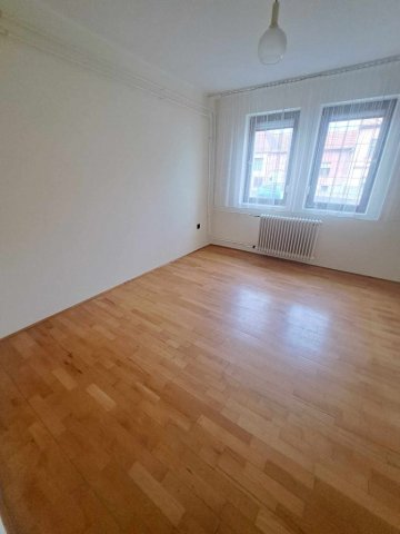 Kiadó téglalakás, albérlet, Pécsett 180 E Ft / hó, 3 szobás