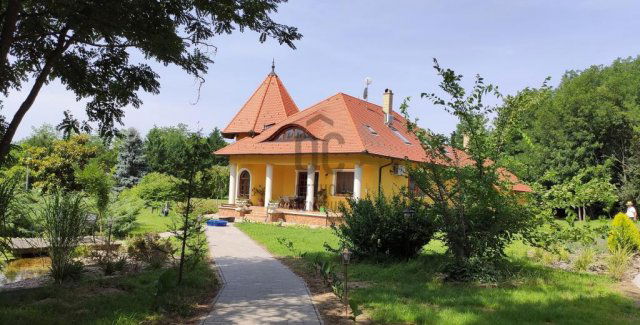 Eladó családi ház, Lajosmizsén 399 M Ft, 8 szobás