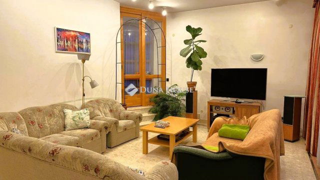 Eladó családi ház, Budapesten, II. kerületben, Kertváros utcában