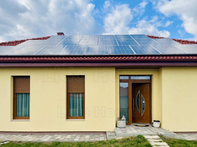 Eladó családi ház, Márkón 145 M Ft, 4 szobás