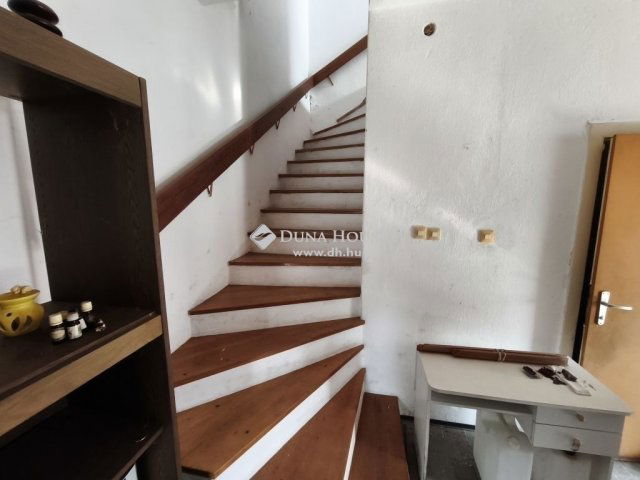 Eladó családi ház, Pécsett 84.9 M Ft, 5 szobás