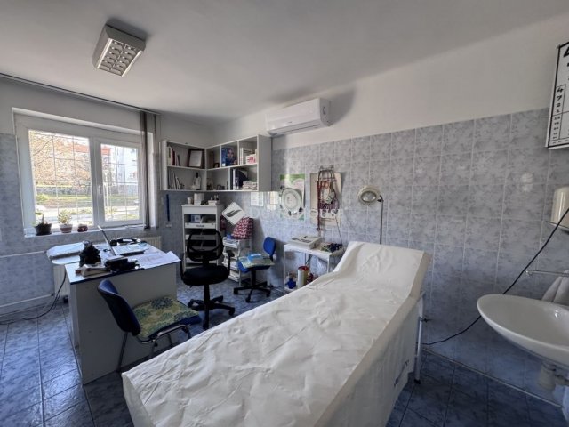 Eladó üzlethelyiség, Komlón 49.9 M Ft, 3 szobás