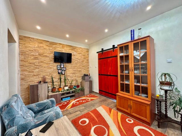 Eladó családi ház, Pécsett, Auróra utcában 86.9 M Ft, 6 szobás