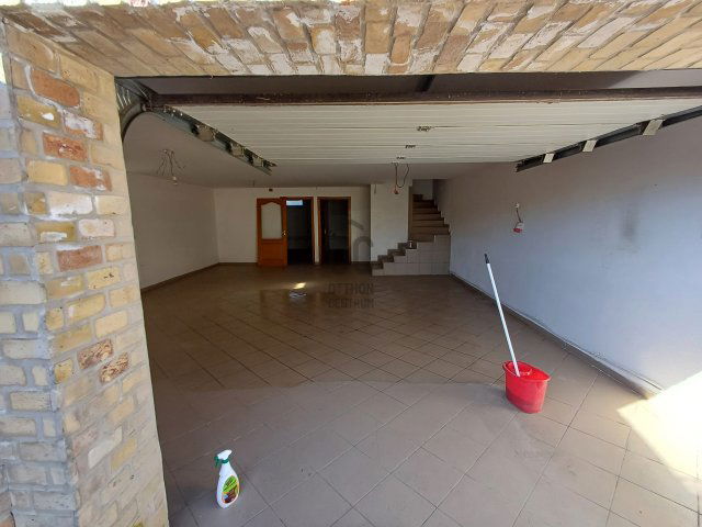 Eladó családi ház, Nagykőrösön 90 M Ft, 8 szobás