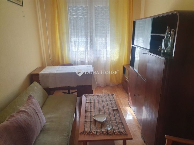 Eladó panellakás, Székesfehérvárott, Salétrom utcában 49 M Ft