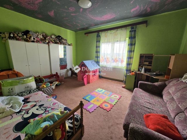 Eladó családi ház, Komlón 29.9 M Ft, 3 szobás