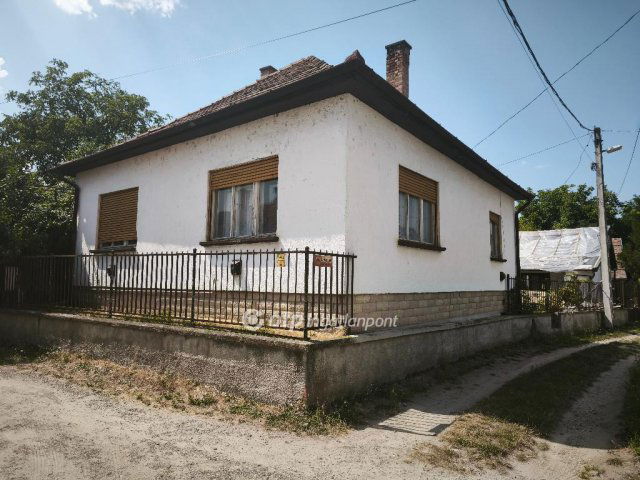 Eladó családi ház, Szigetmonostorban 36.9 M Ft, 2 szobás