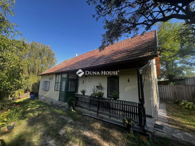 Eladó családi ház, Únyon 37.9 M Ft, 2 szobás