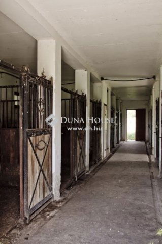 Eladó családi ház, Vácegresen 279.9 M Ft, 6 szobás