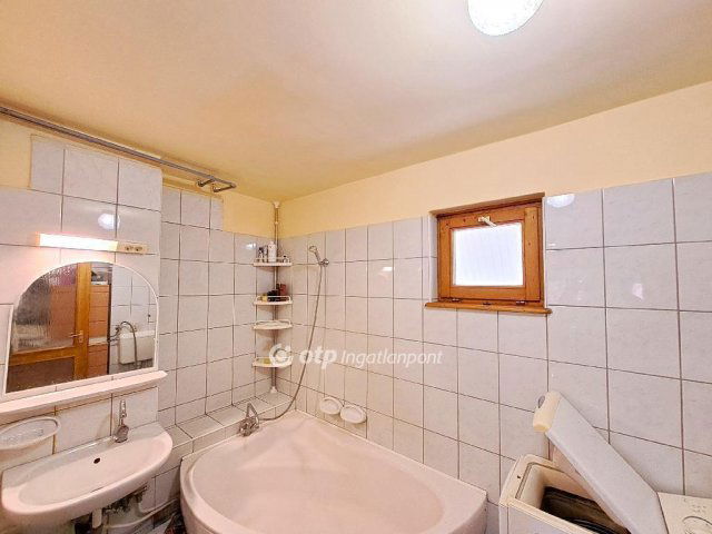 Eladó családi ház, Szolnokon 95 M Ft, 9 szobás