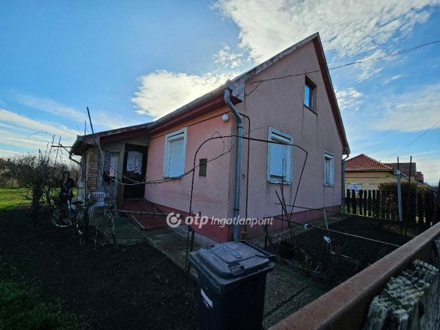 Eladó családi ház, Tiszaföldváron 19 M Ft, 2 szobás