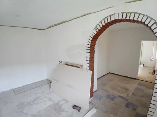 Eladó családi ház, Apcon 10 M Ft, 2 szobás