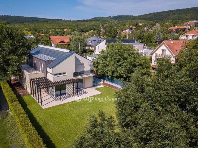 Eladó családi ház, Telkin 399.9 M Ft, 6 szobás
