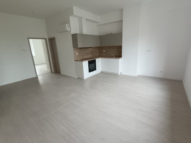 Eladó téglalakás, Székesfehérvárott, Széchenyi utcában