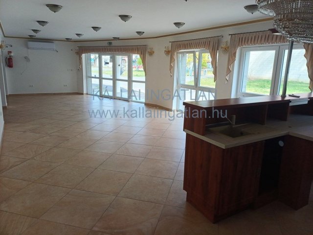 Kiadó üzlethelyiség, Nyíregyházán 300 E Ft / hó, 1 szobás