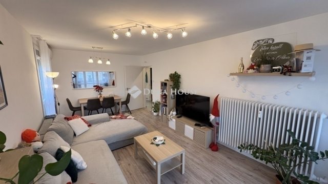 Eladó panellakás, Pécsett 59.9 M Ft, 3 szobás