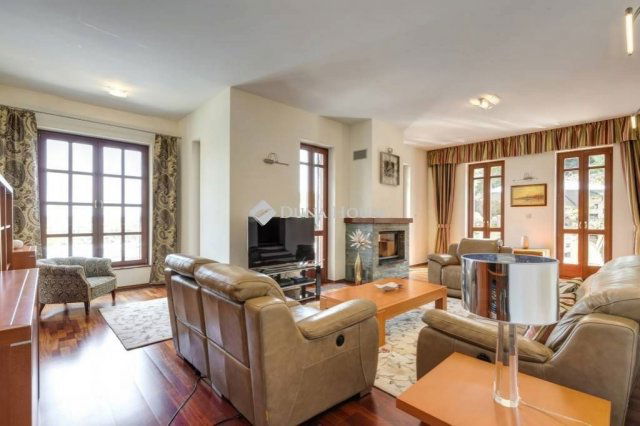 Eladó családi ház, Leányfaluban 312.42 M Ft, 8 szobás