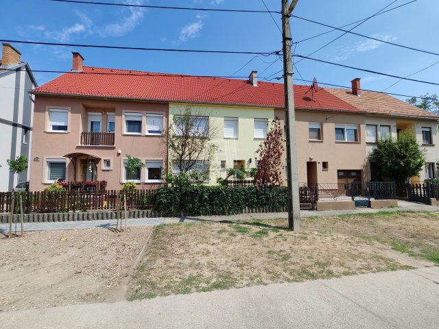 Eladó sorház, Baján 53 M Ft, 4 szobás / költözzbe.hu