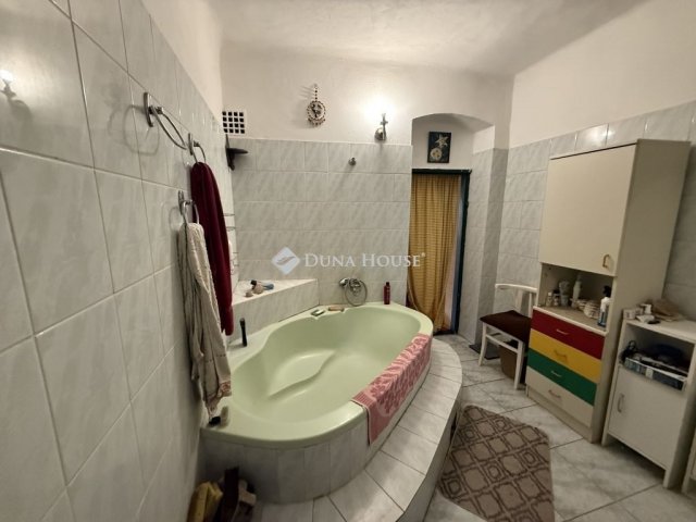 Eladó téglalakás, Pécsett 47 M Ft, 3 szobás