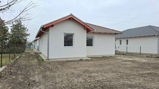 Eladó ikerház, Kiskunlacházán 72 M Ft, 4 szobás
