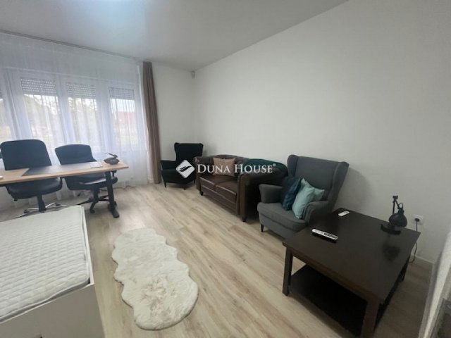 Eladó téglalakás, Pécsett 122 M Ft, 4 szobás