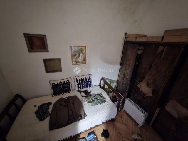 Eladó téglalakás, Pécsett 46.5 M Ft, 4 szobás