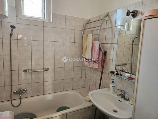 Eladó téglalakás, Vecsésen 68 M Ft, 2 szobás