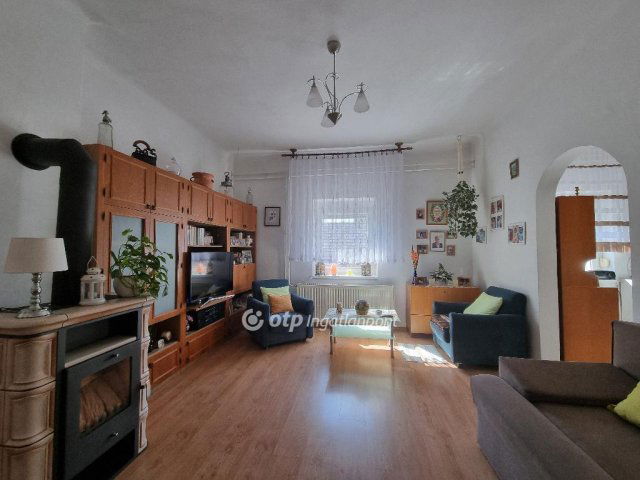 Eladó családi ház, Pápateszéren 43.99 M Ft, 2 szobás