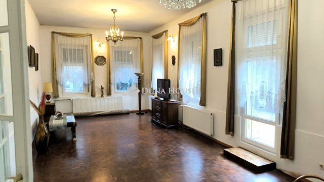 Eladó családi ház, Keszthelyen 232 M Ft, 8 szobás