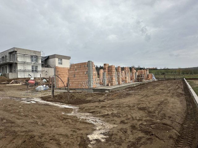 Eladó téglalakás, Mogyoródon 118 M Ft, 5 szobás