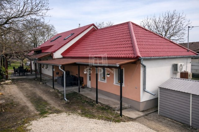 Eladó családi ház, Úrhidán 104.9 M Ft, 5 szobás