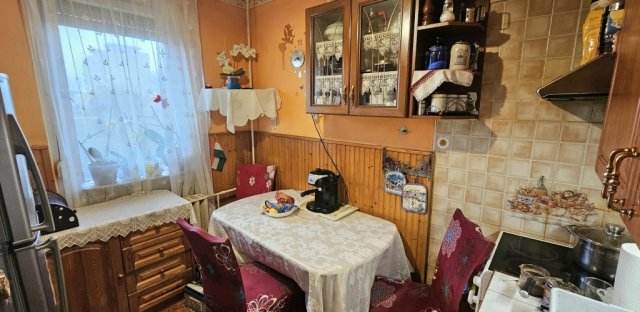 Eladó panellakás, Pécsett 43.99 M Ft, 3 szobás