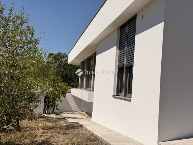Eladó családi ház, Pécsett 299 M Ft, 4 szobás