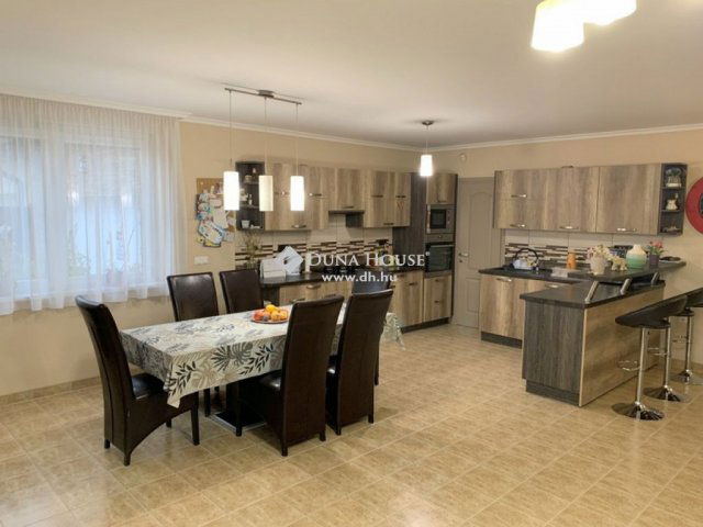 Eladó ikerház, Nyíregyházán 115 M Ft, 5 szobás