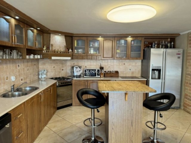 Eladó családi ház, Békéscsabán 89.9 M Ft, 6 szobás