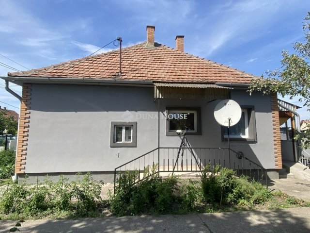 Eladó családi ház, Tasson 35 M Ft, 2 szobás