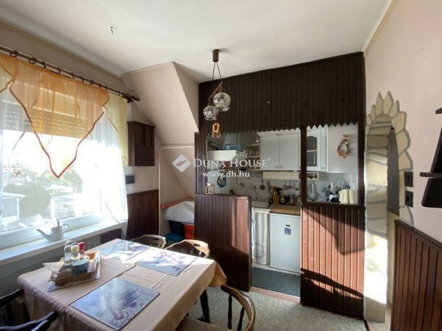 Eladó téglalakás, Veszprémben 79.99 M Ft, 3+3 szobás