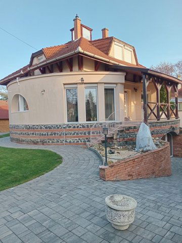 Eladó családi ház, Nyíregyházán 159 M Ft, 9 szobás