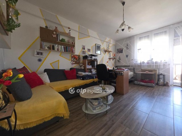 Eladó téglalakás, Pápán 32.79 M Ft, 2 szobás