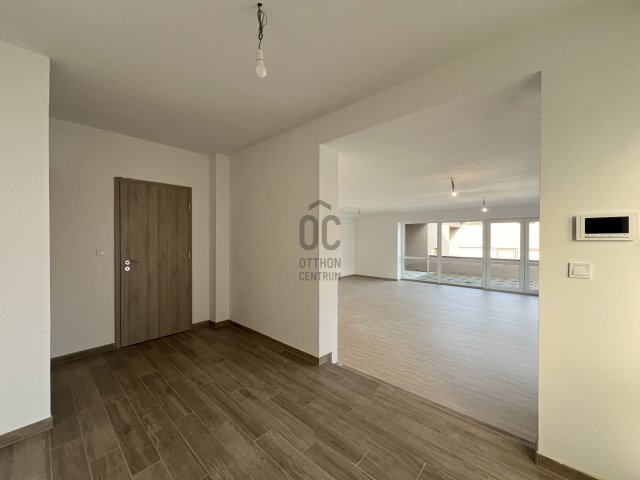 Eladó téglalakás, Szekszárdon 135 M Ft, 4 szobás