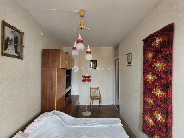 Eladó panellakás, Várpalotán 47 M Ft, 3 szobás