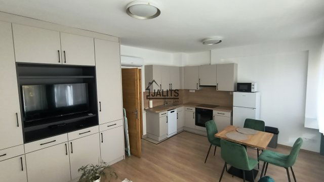 Kiadó téglalakás, albérlet, IV. kerületben, Szent László téren