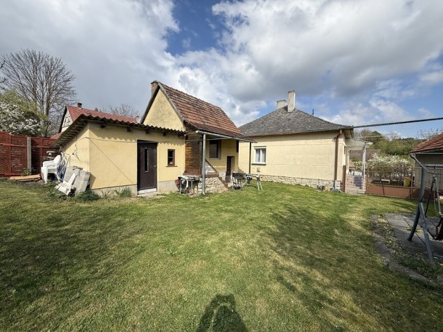 Eladó családi ház, Herenden 62 M Ft, 3 szobás