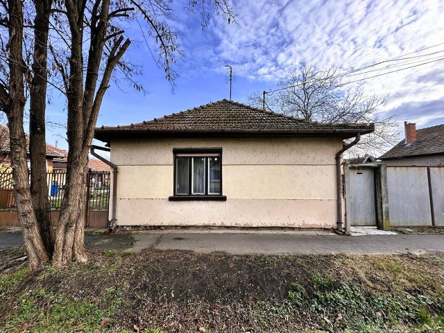 Eladó családi ház, Békéscsabán 16 M Ft, 2 szobás